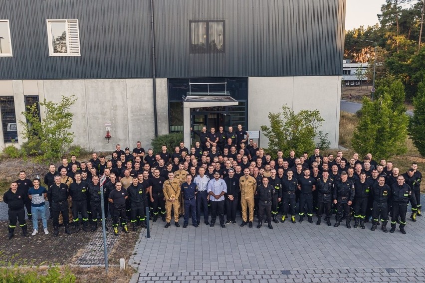 Polscy strażacy dotarli do Francji witani jak bohaterowie przez władze, miejscowych strażaków, mieszkańców i dziennikarzy [WIDEO]