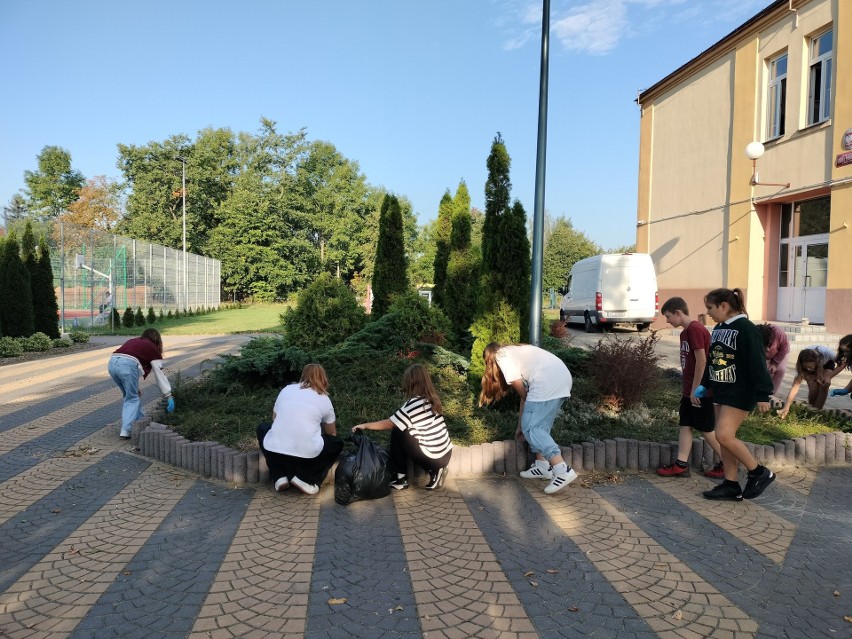 Uczniowie z Odechowa w gminie Skaryszew wysprzątali ze śmieci okolice szkoły. Zobacz zdjęcia