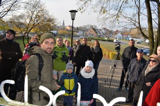 Szczecinecka nekropolia to miejsce spoczynku wielu wybitny i zasłużonych mieszkańców miasta. Pozostając w duchu niedawno minionego Dnia Zadusznego, Muzeum Regionalne wystąpiło z ciekawą inicjatywą, mającą na celu przybliżenie sylwetek tych osób, których szczątki spoczęły na Cmentarzu Komunalnym, a które z różnych powodów zapisały się w historii miasta. W sobotę (4 listopada), grupa około trzydziestu mieszkańców pod przewodnictwem pana Mateusza Zacharewicza – pracownika muzeum, wyruszyła szlakiem ich pamięci. Pierwszym punktem na jaki odwiedzający zwrócili uwagę był kamień z tablicą dedykowaną Władysławowi Cieślakowi – kapitanowi Wojska Polskiego, który walczył nad Odrą w 6. Batalionie Pontonowo - Mostowym i który zasłynął postawieniem tam pierwszego słupa granicznego. Kolejnym przystankiem był nagrobek doktor Genowefy Matusewicz – lekarki z wielkim oddaniem ratującej swoich pacjentów i zasłużonej działaczki społecznej, której poświęcenie ofiarom Holocaustu zostało uznane przez Instytut Pamięci Yad Vashem w Jerozolimie, dzięki czemu w latach 80-tych Genowefa Matusewicz dołączyła do osób uhonorowanych tytułem Sprawiedliwy wśród Narodów Świata.Symboliczną lampkę zapalono też na grobie Aleksandra Stafińskiego – wielkiego pasjonata archeologii i inicjatora powstania Muzeum Ziemi Szczecineckiej. Kolejnymi punktami spaceru były: pomnik domniemanych lotników alianckich, tablice i krzyż poświęcone ofiarom totalitaryzmów przy kaplicy, lapidarium oraz Wzgórze Wisielców. Spotkanie zakończyło się pod największym monumentem poświęconym żołnierzom walczącym o przełamanie Wału Pomorskiego. Poza wspominkami i szeregiem wnikliwych pytań, nie zabrakło też historycznej dyskusji, dzięki której listopadowe przedpołudnie nabrało nieco rumieńców.Kolejną propozycją Muzeum Regionalnego będzie czwartkowe (9 listopada) otwarcie wystawy „500 lat reformacji na ziemi szczecineckiej” oraz zaplanowany na 16 listopada wykład „Kobiety i reformacja w kontekście europejskim”.