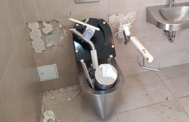 Nieletni zdewastowali toaletę w Praszce. Wpadli przez zapis...