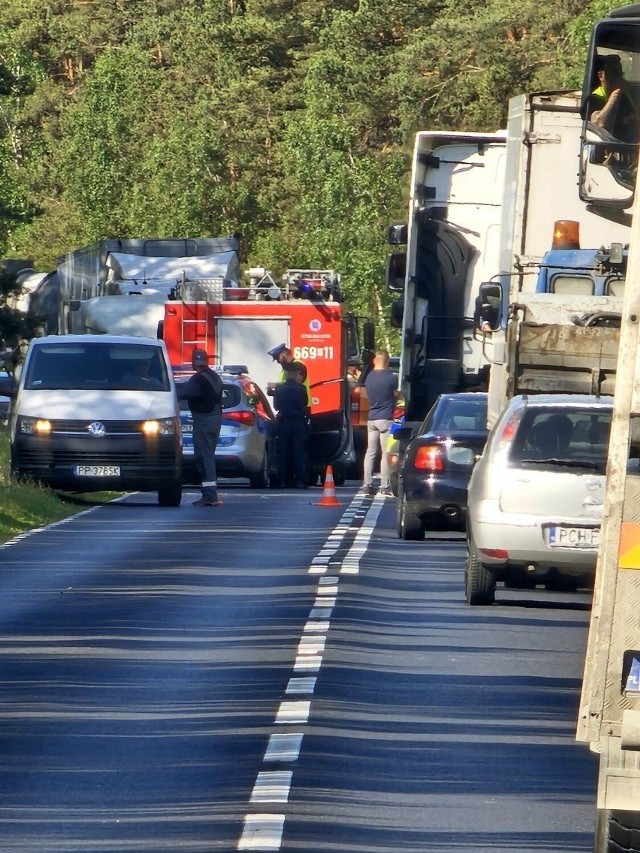 Na trasie można się spodziewać utrudnień w ruchu. Droga jest zablokowana, policjanci kierują ruchem. 