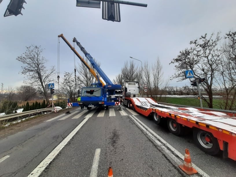 Dwa dźwigi wyciągały z rowu betoniarkę. Droga w Siechnicach pod Wrocławiem zamknięta, ogromne korki na Opolskiej [ZDJĘCIA]