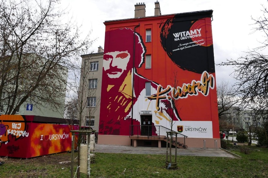 Warszawa ulica barwna 80,  mural Krzysztofa Krawczyka na...