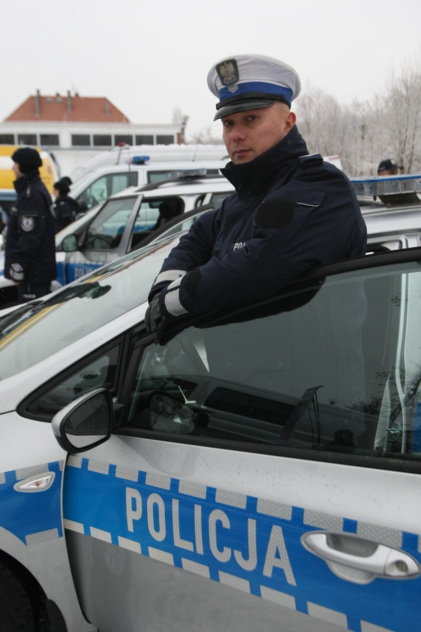 Flota dolnośląskiej policji powiększyła się o 37 samochodów.
