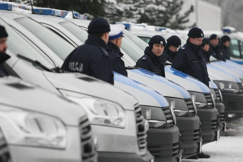 Flota dolnośląskiej policji powiększyła się o 37 samochodów.