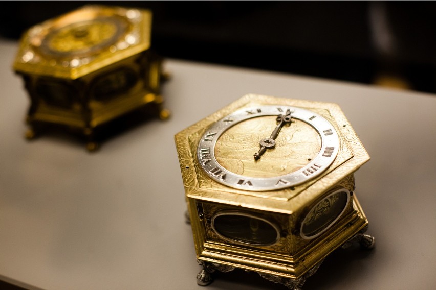 „Zegarami w zbiorach Zamku Królewskiego na Wawelu” możemy...