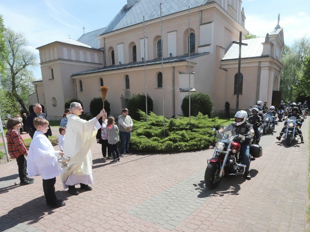 Po mszy świętej w kościele pod wezwaniem świętego Mikołaja błogosławieństwo otrzymali motocykliści uczestniczący w imprezie. Więcej zobacz na kolejnych slajdach >>>