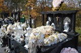 Naprawdę okazałe grobowce Romów na cmentarzu w Stalowej Woli. Tak wyglądają nie tylko w dzień Wszystkich Świętych