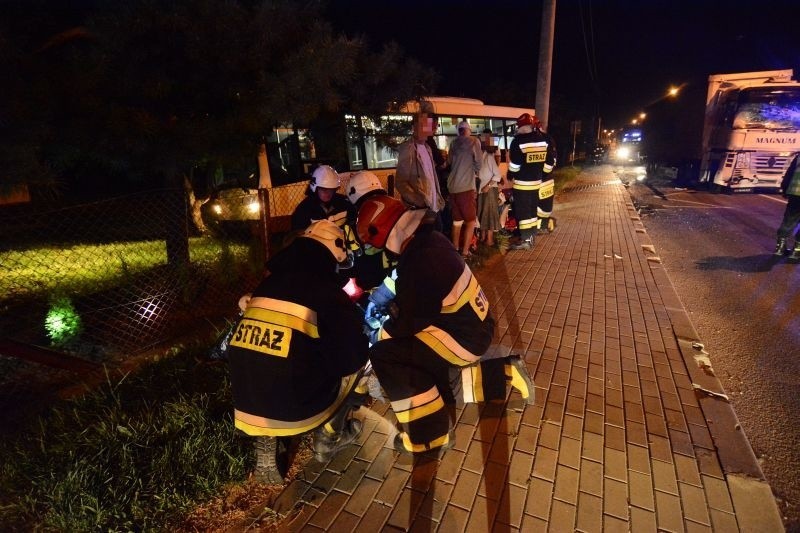 TIR uderzył w autobus miejski w Sandomierzu! 26 osób rannych