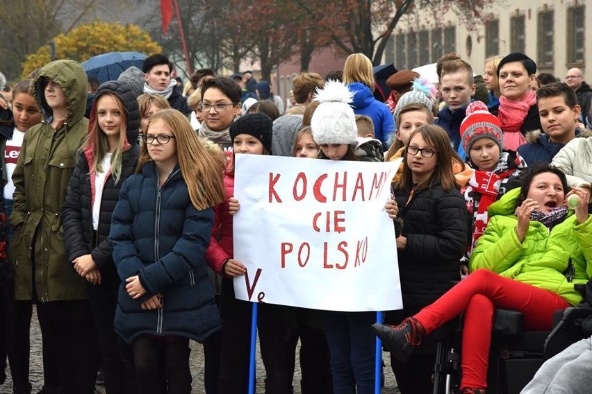 Na placu Wyszyńskiego w Sławnie zorganizowano happenning z...