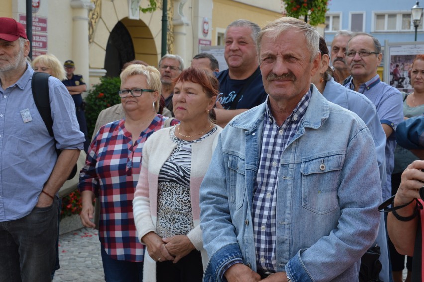 Mieszkańcy gminy wiejskiej Żary protestowali pod żarskim...