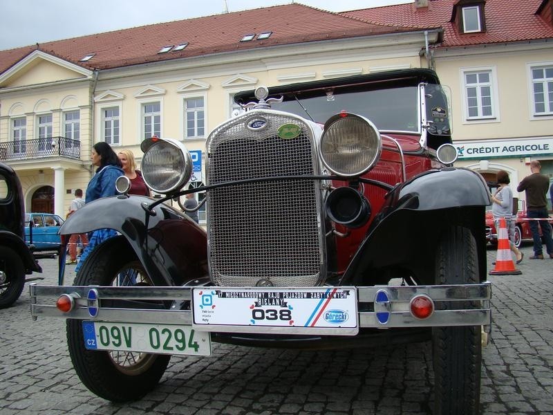 Czar dawnych samochodów. Zlot zabytkowych pojazdów na Rynku w Oświęcimiu