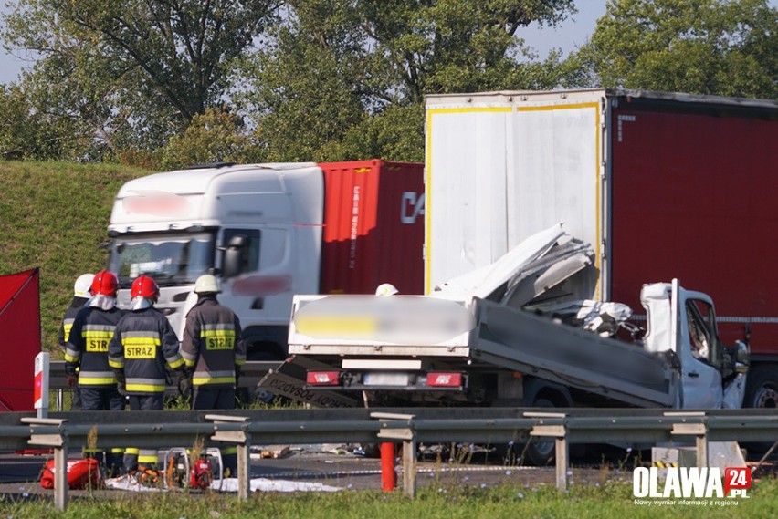 Śmiertelny wypadek na A4. Auto dostawcze wjechało w ciężarówkę. Droga zablokowana [ZDJĘCIA]