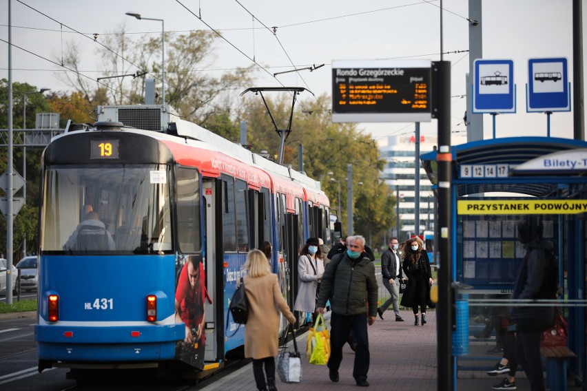 Kraków w czerwonej strefie. Mniejszy ruch na drogach, mniej pasażerów w autobusach i tramwajach [ZDJĘCIA]