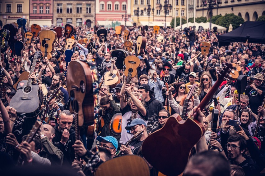 „Make Music Not War!”. Serce z tysiąca gitar dla Ukrainy podczas 20. Gitarowego Rekordu Świata we Wrocławiu!