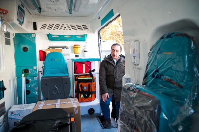 Szef hiszpańskiego MSZ Jose Manuel Albares podczas prezentacji ambulansów w centrum Kijowa na Ukrainie