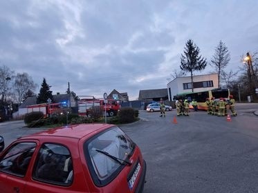 Podmiejski autobus przebił płot i uderzył w budynek. W...