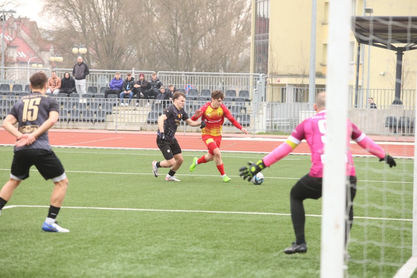 Korona II Kielce - Neptun Końskie 2:0 w pierwszym meczu RS Active 4. Ligi w 2024 roku. Zobacz zdjęcia