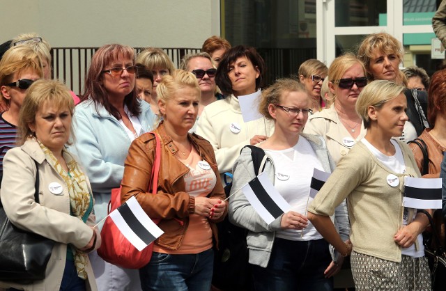 Manifestacja była dobrowolna. Pielęgniarki przyłączały się w wolnym czasie. Siostry głośno mówiły o swoich żądaniach, by zostać zauważone maszerowały wokół dziedzińca szpitala. Miały ze sobą chorągiewki i znaczki z napisem "ostatni dyżur".