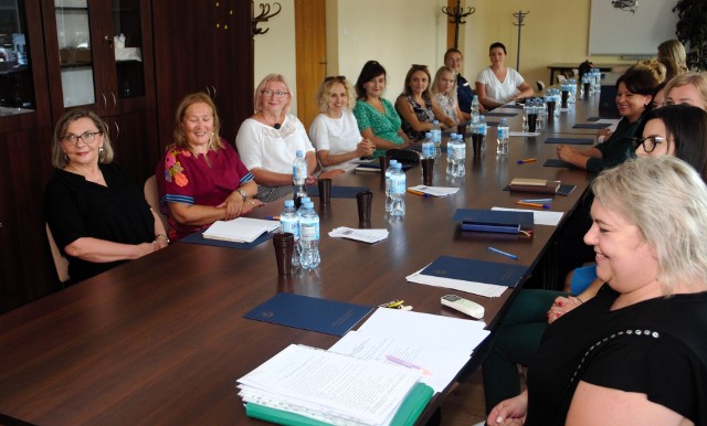 Podczas pierwszego posiedzenia, które odbyło się w siedzibie Miejskiego Ośrodka Pomocy Rodzinie w Tarnobrzegu, prezydent miasta wręczył członkom zespołu powołania