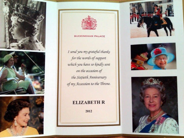 Kartka od brytyjskiej królowej do dzieci zawiśnie w specjalnej ramce na szkolnym korytarzu.