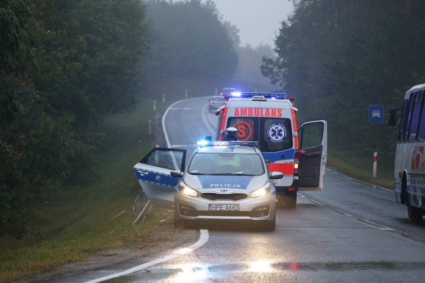 Opel wypadł z drogi i uderzył w drzewo. Dwie osoby ranne, w tym ciężarna kobieta [ZDJĘCIA]