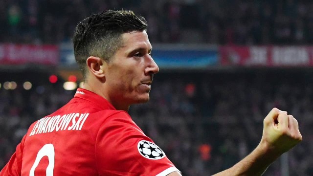 Lewandowski lepszy od Messiego i Ronaldo. Polak zdystansował wielkich rywali (lektor)