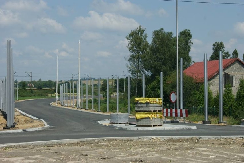 Obwodnica Wolbromia coraz bliżej. Budują trzecie rondo, dwoma już jeżdżą samochody