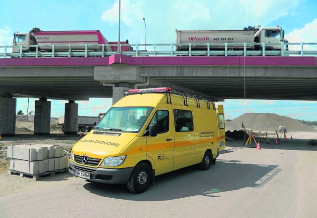 Próbne obciążenie pierwszego z wiaduktów na zachodniej obwodnicy Radomia wykazało, że obiekt może być oddany do użytku.