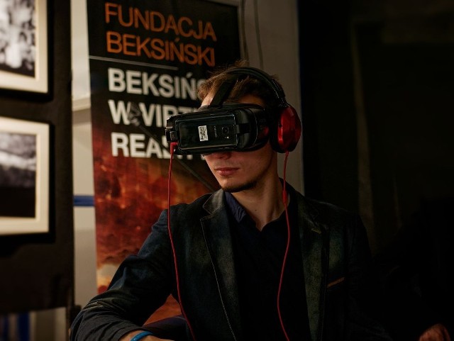 Część wystawy będzie multimedialna. Dzięki doświadczeniu wirtualnej rzeczywistości odbędziemy drogę „do środka” obrazów Zdzisława Beksińskiego. 