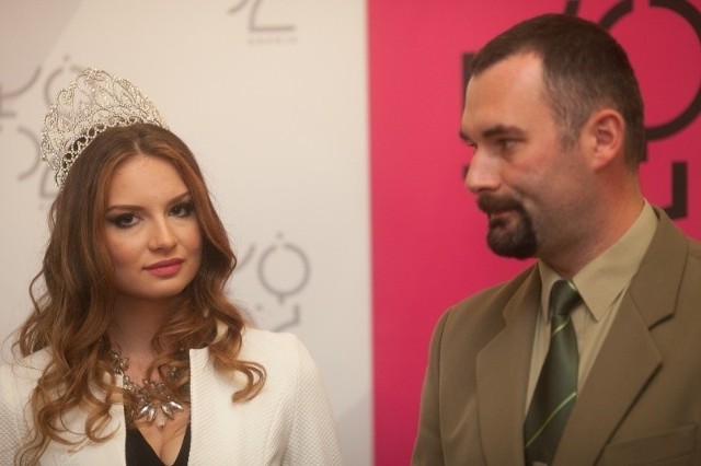 Magdalena Michalak, Miss Polonia Województwa Łódzkiego, zachęcała do dokarmiania ptaków, a leśniczy Kamil Polański mówił, jak najlepiej to robić.