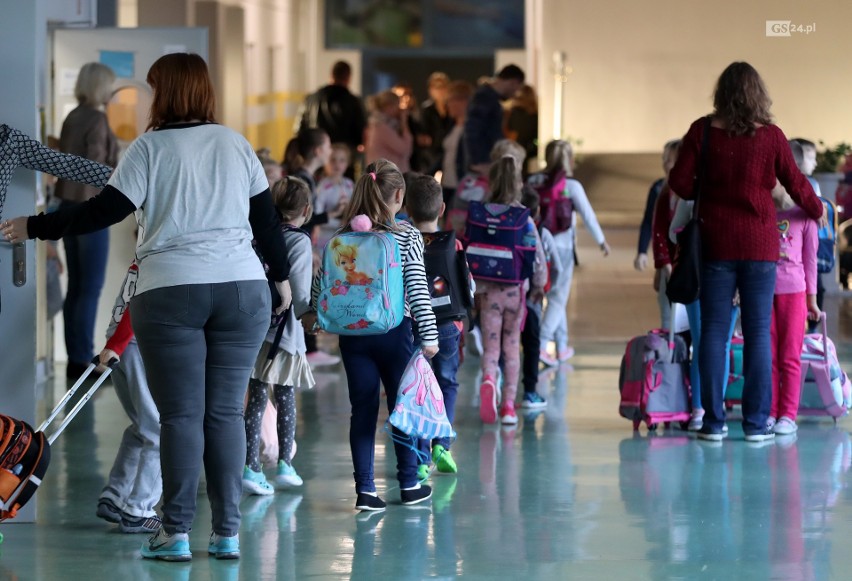 Ważenie tornistrów w szczecińskiej podstawówce [WIDEO]