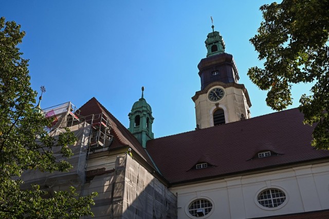 Gmach w kształcie bazyliki stylem nawiązuje do barokowych kościołów budowanych w północnych Niemczech
