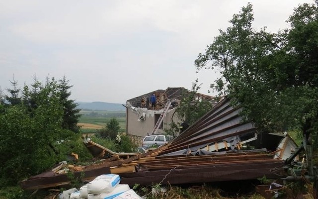 Wichura w Bodziejowicach: Zerwany dach domu poleciał za oborę