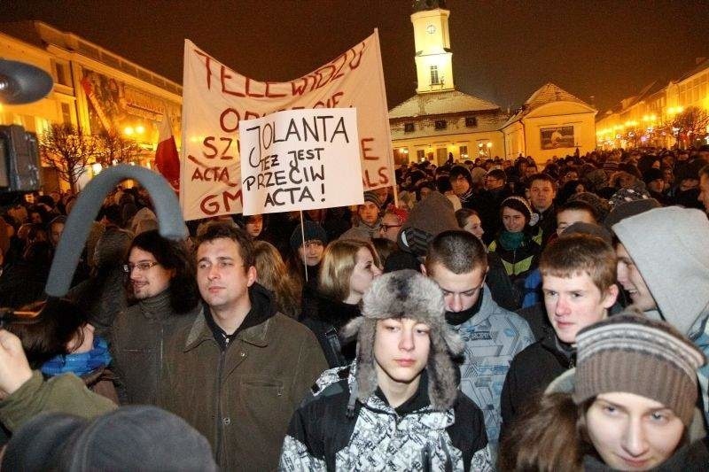 Tłumy ludzi na Rynku Kościuszki [WIDEO, ZDJĘCIA]. Był też Kononowicz