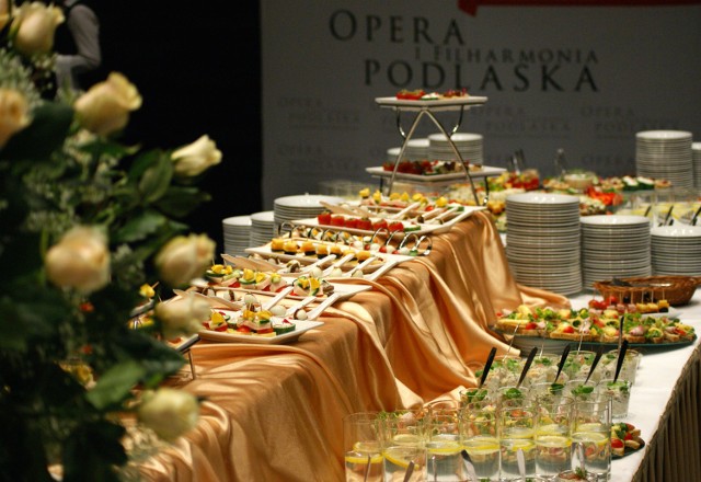 Kucharze Dworu Czarneckiego odpowiadali za przyjęcia na premierach w Teatrze Dramatycznym i Operze i Filharmonii Podlaskiej 