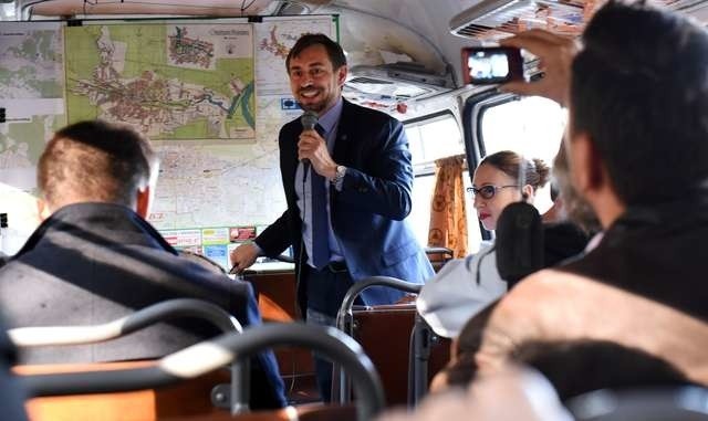 W zabytkowym autobusie Piotr Cyprys przekonywał, że historyczne już koncepcje rozwoju miasta nie muszą być wcale błędne