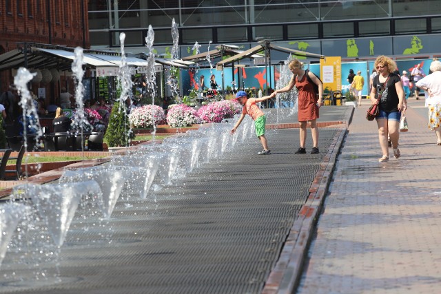 Poniedziałek, 29 lipca, był najcieplejszym w lipcu. Stacja meteorologiczna na łódzkim lotnisku im. S. Reymonta zarejestrowała aż 33,8 stopni Celsjusza. Wyższej temperatury w tym miesiącu nie było.Łodzianie, którzy musieli wczoraj wyjść z domu, chowali się przed gorącem pod daszkami czapek i za okularami przeciwsłonecznymi. Najmłodsi chętnie chłodzili się w fontannach na rynku Manufaktury. Wiele osób zrezygnowało ze spacerów, gdyż parki świeciły pustkami.Czytaj więcej na następnej karcie