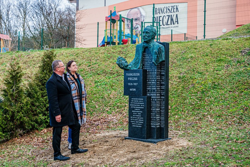 Rzeźba znajduje się przy szkole, której Franciszek Pieczka...