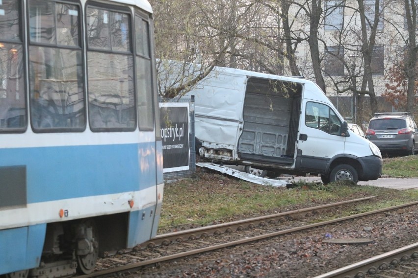 Wypadek tramwaju i dwóch aut. Dwie osoby ranne [ZDJĘCIA]