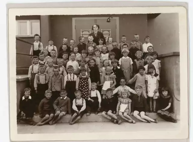 Uczniowie Szkoły Powszechnej  nr 16 w Gdyni Chyloni przed wejściem do szkoły. Fot. nieznany, około 1938 roku