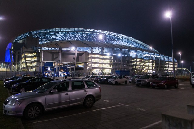 Ostatni, zwycięski mecz Lecha Poznań: jak widać parking przed samym wejściem na stadion ma jeszcze wolne miejsca.