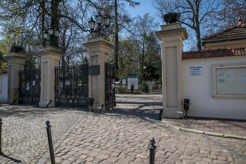 Kraków. Cmentarze są otwarte, ale z ograniczeniami spowodowanymi pandemią