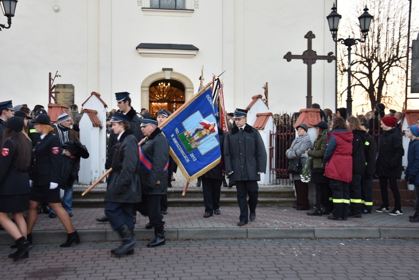 Ostatnia droga Wioli, strażaczki z Łęk. Spoczęła na cmentarzu w Bielanach. Na pogrzebie było kilka tysięcy osób [ZDJĘCIA]