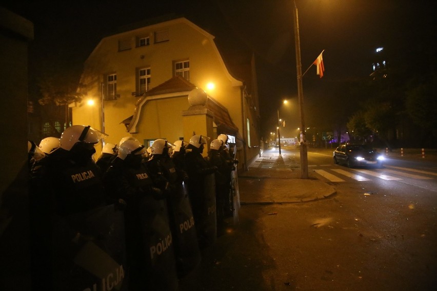 Po godz. 22.00 doszło do kolejnych starć z policją, tym...