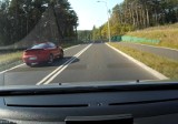 Wyprzedzał na podwójnej ciągłej i przed nadjeżdżającym autem (wideo Czytelnika)