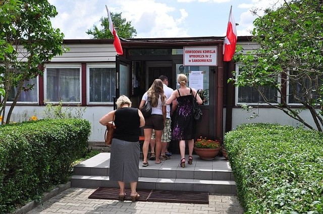 W dotkniętej powodzią prawobrzeżnej części Sandomierza głosuje więcej osób niż dwa tygodnie temu.    