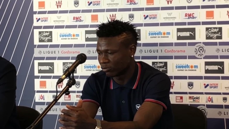 Samuel Kalu na konferencji prasowej jako nowy zawodnik...