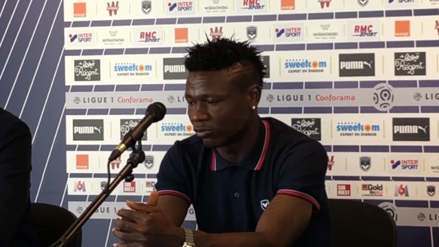 Samuel Kalu na konferencji prasowej jako nowy zawodnik Girondins Bordeaux