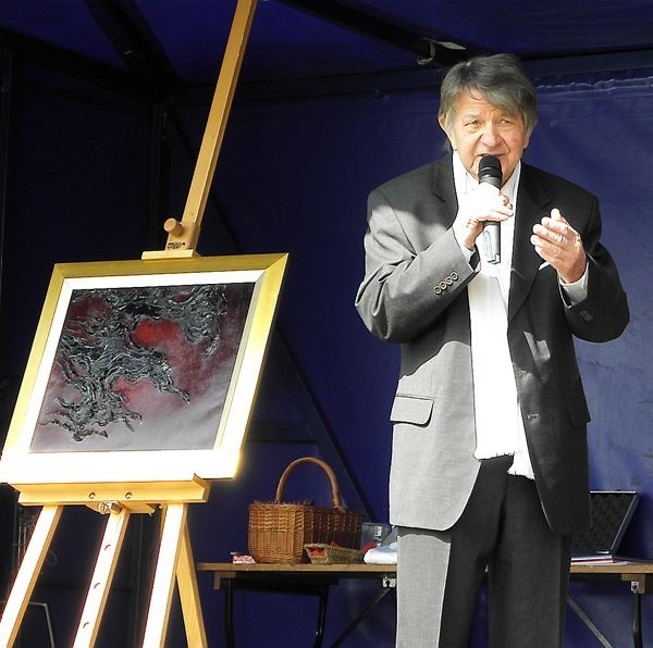 Janusz Trzebiatowski z obrazem wystawionym na aukcję